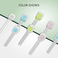 Verrou de sécurité pour enfant Prodigy Model C, blanc, en plastique, multi-fonctions, avec attaches adhésives, installation rapide pour portes d'armoires, lot de 2 pièces
