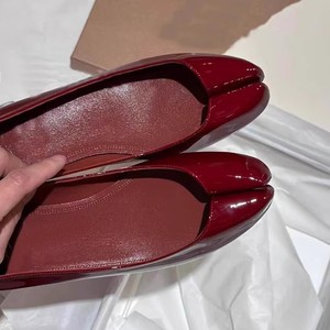 Version en cuir de vachette ~ Ballerines plates à bout fendu et talon dissimulé pour femme, couleur rouge - Product Image 3
