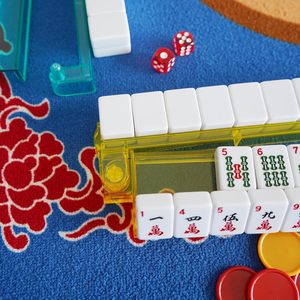 Juego de Soportes para Mahjong BOSN - 4 Soportes de Acrílico Transparente con Empujadores Integrados Resistentes al Agua - Modelo Multicolor - Product Image 6