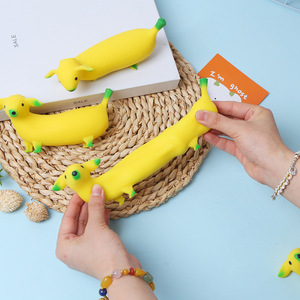 Jouet pour chien en forme de banane extensible en TPR, rempli de sable, jouet à presser anti-stress, ornement de bureau, cadeau pour enfants et adultes - Product Image 1