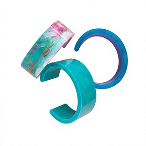 Bracelet jonc ouvert fantaisie en résine 2026, qualité supérieure, avec breloques en acrylique ange, bijoux élégants pour femmes, vente chaude en gros - Product Image 2