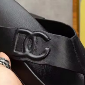Vente en gros de tongs noires de luxe de haute qualité, à la mode, semelles souples, légères, antidérapantes, offrant un confort optimal pour l'extérieur - Product Image 1