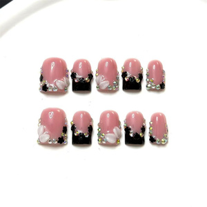 Faux ongles carrés courts faits à la main, rose French manucure avec motifs floraux 3D et strass, ongles d'orteil en acrylique de luxe - Product Image 3