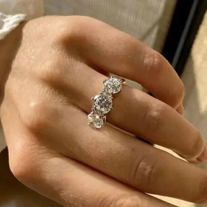 Anello Elegante a Sei Punte Bicolore con Design Rotondo per Donne - Product Image 2