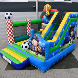 Castillo inflable deportivo comercial para fiestas, con tobogán y área de juego de fútbol. - Product Image 2