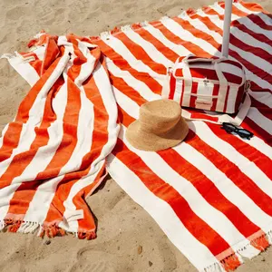 Vente en gros OEM Logo Premium Extra Large 100% Serviette de plage en coton éponge, couvertures de pique-nique avec trou Park Backyard Travel Rug