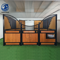 Système d'écurie moderne de luxe pour chevaux, en acier galvanisé européen, avec panneaux en bambou/WPC durables, pour extérieur, de qualité supérieure et modulaire.