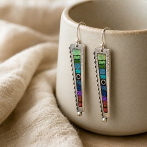 Orecchini in resina con pettine arcobaleno astratto, orecchini lunghi dal design iridescente, accessori moda - Product Image 6