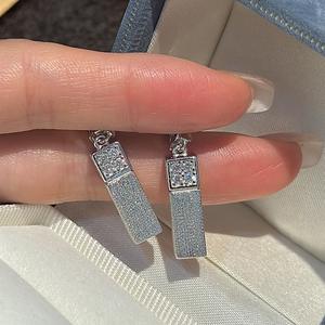 Pendentif rectangulaire Wenchi S925 en argent pur, finition brossée, style vintage simple et élégant, design de niche de luxe, Chine - Product Image 1