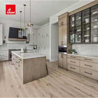 Armoires de cuisine Alland Free Design de style transitionnel, blanches mates avec îlot en bois gris chaud et accents dorés