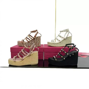 Sandalias de tacón grueso de lujo de diseñador de moda 2026, de cuero genuino, con tejido, elevación interna y remaches antideslizantes - Product Image 5