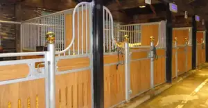 סוסים מלאי פלדה קופסאות דוכן סוסים מעץ במבוק עם דלתות צירים