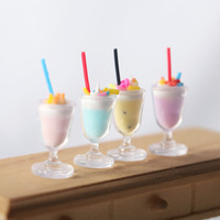 Venta al por mayor resina Mini Helado Sundae Casa de muñecas Comida en miniatura Miniatura Cremoso Helado Tallet Modelo