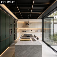 Meubles de cuisine sur mesure en forme de L vert foncé avec îlot, vitrine à vin en verre et éclairage LED pour villa, hôtel, appartement