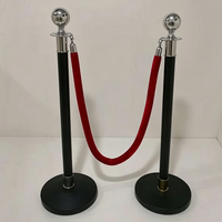 Poteau de délimitation de luxe noir et argenté avec corde rouge pour tapis rouge, mariage, exposition et gestion de file d'attente