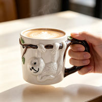 Mug à café en céramique avec un adorable paresseux 3D suspendu sur une branche d'arbre