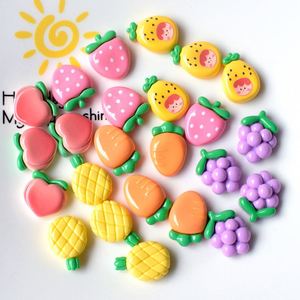 Venta al por mayor de dibujos animados de resina encantos melocotón uva zanahoria <span class=keywords><strong>pera</strong></span> fresa piña Diy decoración para la caja del teléfono - Product Image 1