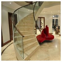 Escalier courbé robuste pour intérieur, design moderne, marches en bois, pour maison résidentielle et projets commerciaux