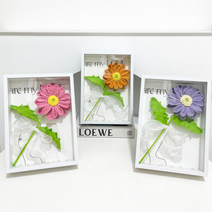 Cornici Fotografiche con Fiori Artificiali in Lana Intrecciata a Mano, Bouquet di Margherite Africane - Decorazioni Ecologiche per Interni, Tavoli e Camere da Letto - Product Image 2