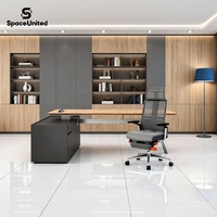 Bureau de direction SpaceUnited avec meuble de rangement et pieds en métal pour poste de travail de direction