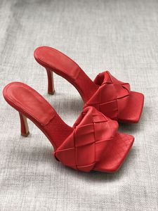 XINZI-Sandalias con logotipo de lluvia personalizadas para mujer, sandalias deslizantes de cuero con diseño de puntera cuadrada de talla grande - Product Image 4