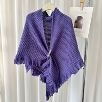 Châle Hijab Écharpe Triangulaire Grande Taille en Jacquard Rayé Style Coréen Automne Hiver avec Pompons et Boucle 100% Polyester Écologique Chaud