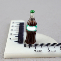 Cabochon in Resina di Alta Qualità a Forma di Bottiglia 3D con Logo del Marchio, Tema Bevande Gassate, per Casa delle Bambole