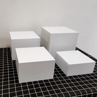 Ensemble de piédestaux en cube empilables en acrylique blanc personnalisé pour buffet de mariage et présentation de desserts de fête
