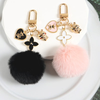 Porte-clés mignons avec pompons, porte-clés boule rose, chaînes perlées, sangles, pendentif trèfle à quatre feuilles, breloque ours pour téléphone, porte-clés moelleux