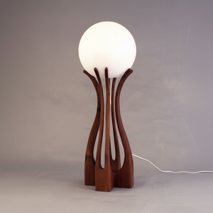 Una base escultural impresionante y un globo para un auténtico toque retro. Disponible a precios de mayoreo - Product Image 1