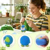 DAMAI Poupée Terrestre au Crochet Faite Main, Peluche Planète Bicolore Fil Bleu & Vert, Cadeau d'Anniversaire Ornement de Bureau Jouet Globe Tricoté