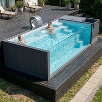 Piscine hors sol moderne avec accents en bois et système de filtration intégré