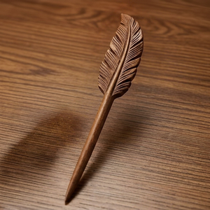 Pinza de Ropa Decorativa de Hierro Fundido Marrón con Diseño de Pluma, Tallada a Mano, de Alta Calidad, para Exhibición de Prendas en Lavandería - Product Image 1