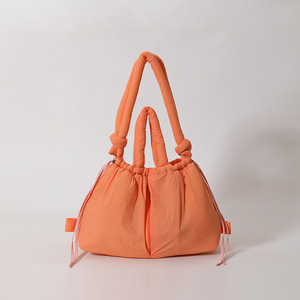 Bolso de hombro convertible, bandolera acolchada versátil a la moda de Color sólido, bolsos de mano grandes acolchados de nailon para invierno para mujer - Product Image 4
