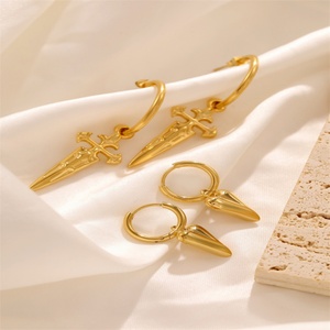 Joyería Minimalista, Pendientes de Aro con Corazón Retorcido y Perla, Chapados en Oro de 18k, Pendientes de Espada para Mujer - Product Image 3