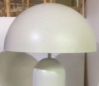 Lampe de bureau blanche minimaliste moderne, design champignon de luxe, éclairage de table de chevet pour la lecture, pour les projets d'hôtellerie