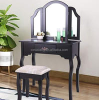 Table de toilette d'angle en bois blanc avec miroir et tabouret