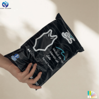 Faisceaux de sacs d'emballage imprimés sur mesure en noir givré Sac biodégradable en plastique à fermeture éclair Sacs Ziplock pour vêtements t-shirt