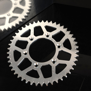 Pignons de chaîne arrière <span class=keywords><strong>pour</strong></span> <span class=keywords><strong>moto</strong></span> électrique 520-46T 50T 54T, compatibles avec Surron Ron Ultra Bee, légers, en aluminium CNC 7075 - Product Image 5