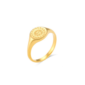 Anillo de Sello Vintage con Símbolo Solar Grabado, Chapado en Oro PVD de 18K, Hipoalergénico, de Acero Inoxidable, Apilable, Decorativo - Product Image 3