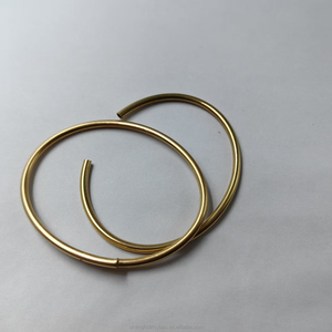 วี ฟอก สร้อยข้อมือทองคำ 18K รูปใบโคลเวอร์สี่แฉกสำหรับผู้หญิง สไตล์คลาสสิก ประดับด้วยไวท์ฟริทิลลารีและเรดอะเกต เครื่องประดับชั้นดี - Product Image 1