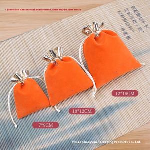 ถุงกำมะหยี่สีแดงคุณภาพสูงแบบมีเชือกผูก ขอบสีทอง ขายส่งโดยตรง รีไซเคิลได้ สำหรับใส่สร้อยคอ แหวน แว่นตา พร้อมปั๊มโลโก้ - Product Image 3