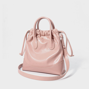 Bolso Tipo Cubo de Cuero Genuino de Alta Gama 2025, Bolso de Hombro Versátil para el Trabajo con Cierre de Botón y Forro de Poliéster - Product Image 3