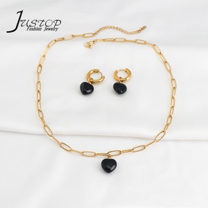 Conjunto de Collar y Pendientes de Acero Inoxidable Chapado en Oro con Colgante de Corazón y Dijes de Diseño para Bodas y Aniversarios - Product Image 4