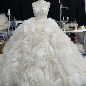 Vestido de Novia Moderno Hz010 Color Marfil con Escote Corazón, Adornado con Perlas de Cristal y Apliques de Rosas 3D Grandes, Largo hasta el Suelo - Product Image 3