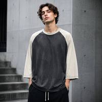T-shirt rétro à manches 3/4 contrastées, style vintage usé, haut de basketball sportif, esthétique streetwear