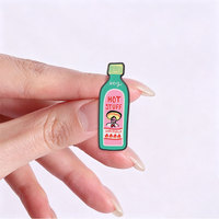 Broche émaillée Hot Stuff Sauce Hot Sauce en forme de bouteille verte avec étiquette rose, motif dessin animé homme sombrero et flamme, pour décoration de sac à dos