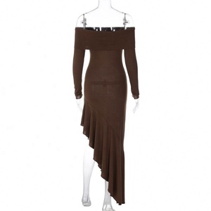 Abito lungo monocolore sostenibile con scollo a barca, volant e maniche lunghe, ideale per cocktail e cene primaverili e autunnali - Product Image 4