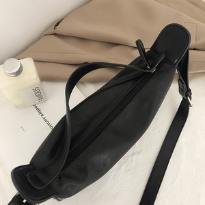 Bolso de Pecho para Mujer First Artemisia, Negro, Minimalista, con Cierre de Cremallera, Informal, para Otoño, Portátil, Tipo Bandolera - Product Image 4