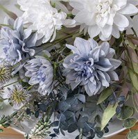 Bouquet de fleurs décoratif mixte, fleurs blanches et bleues, feuillage vert, accents violets pour la décoration de la maison, des mariages et des vases
